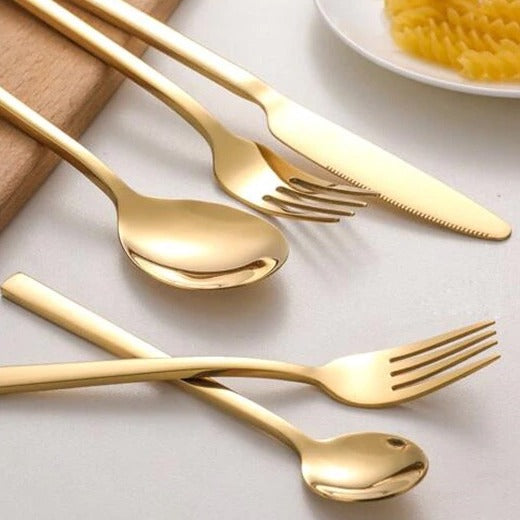 "Modernes 30-teiliges Besteckset aus Edelstahl mit eleganten Kanten, geeignet für 6 Personen, spülmaschinenfest."