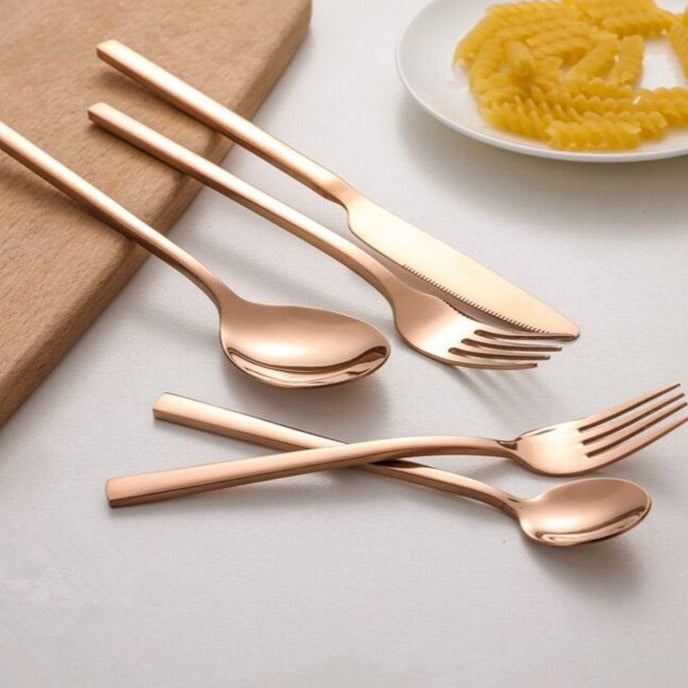 "Modernes 30-teiliges Besteckset aus Edelstahl mit eleganten Kanten, geeignet für 6 Personen, spülmaschinenfest."