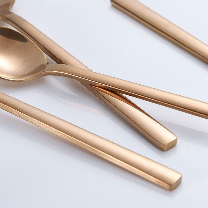 "Modernes 30-teiliges Besteckset aus Edelstahl mit eleganten Kanten, geeignet für 6 Personen, spülmaschinenfest."