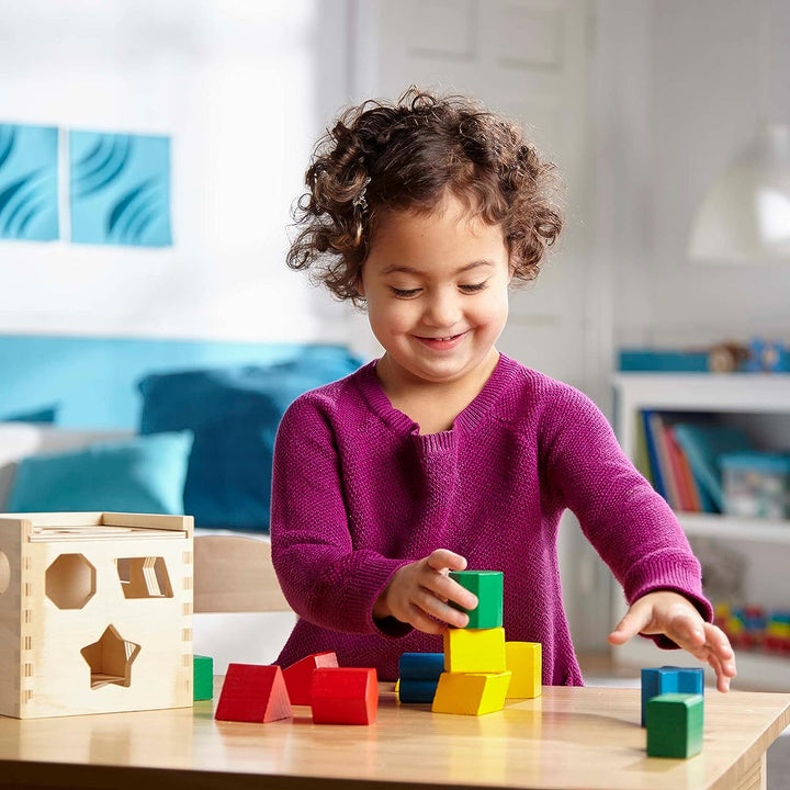 Montessori Holz-Lernwürfel in bunten Farben, Formen wie Dreiecke und Kreise, ideal für frühkindliche Entwicklung.