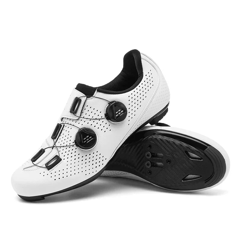 "MTB und Rennradschuhe in Orange, Schwarz und Weiß, stilvoll mit vielseitigem Design, perfekte Wahl für Radfahrer."
