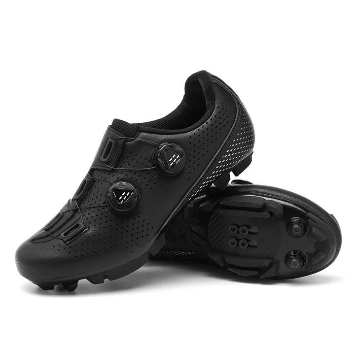 "MTB und Rennradschuhe in Orange, Schwarz und Weiß, stilvoll mit vielseitigem Design, perfekte Wahl für Radfahrer."