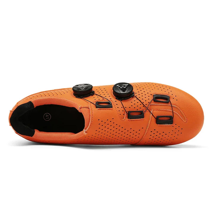 "MTB und Rennradschuhe in Orange, Schwarz und Weiß, stilvoll mit vielseitigem Design, perfekte Wahl für Radfahrer."