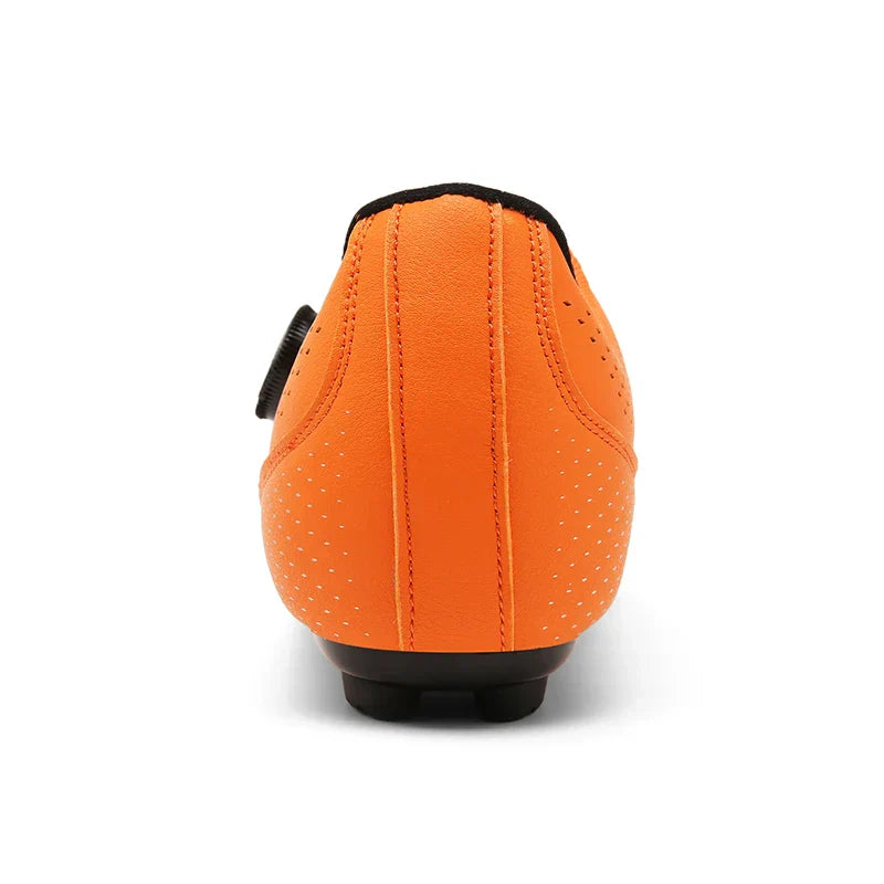 "MTB und Rennradschuhe in Orange, Schwarz und Weiß, stilvoll mit vielseitigem Design, perfekte Wahl für Radfahrer."