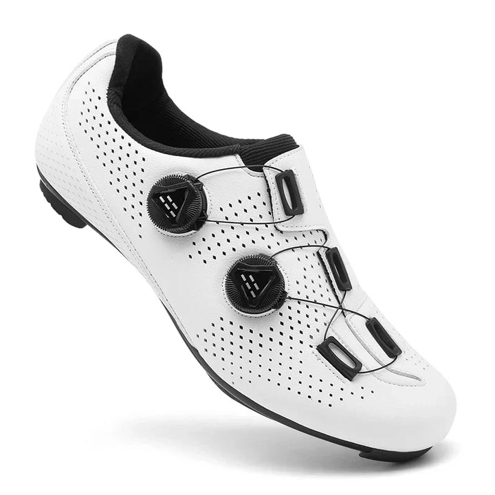 "MTB und Rennradschuhe in Orange, Schwarz und Weiß, stilvoll mit vielseitigem Design, perfekte Wahl für Radfahrer."