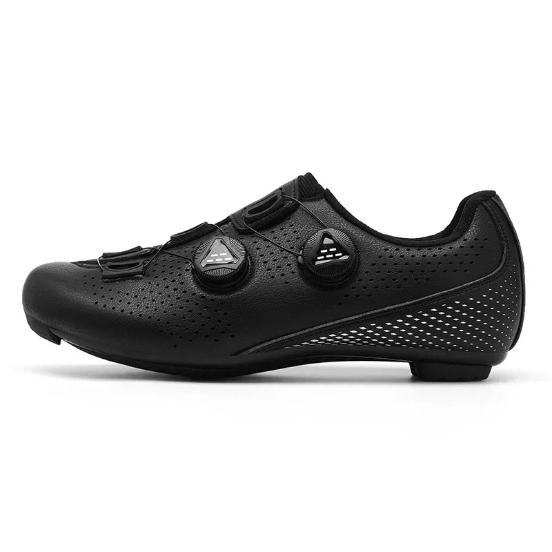 "MTB und Rennradschuhe in Orange, Schwarz und Weiß, stilvoll mit vielseitigem Design, perfekte Wahl für Radfahrer."