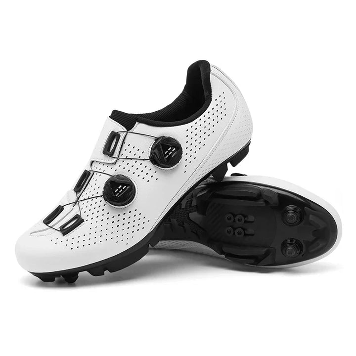 "MTB und Rennradschuhe in Orange, Schwarz und Weiß, stilvoll mit vielseitigem Design, perfekte Wahl für Radfahrer."