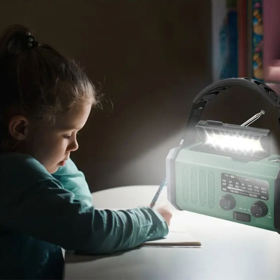Multifunktionales Solar-Notfallradio mit Powerbank und LED-Taschenlampe für Camping und Outdoor, robust und kompakt.