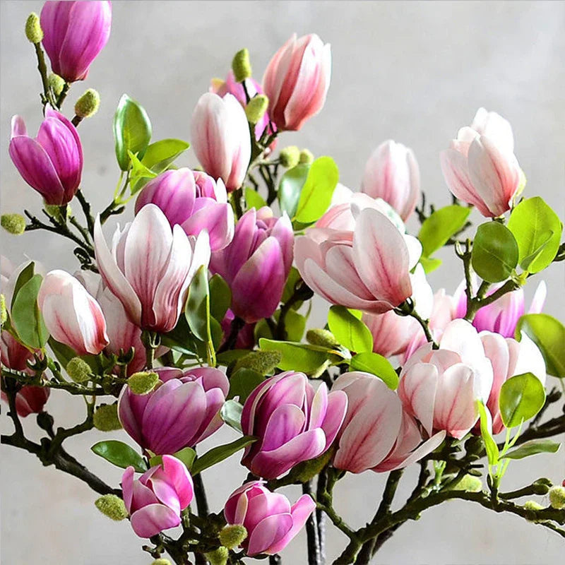 "Naturgetreue künstliche Magnolienzweige aus Seide mit detailreichen Blüten und Blättern für dekorative Innenräume"