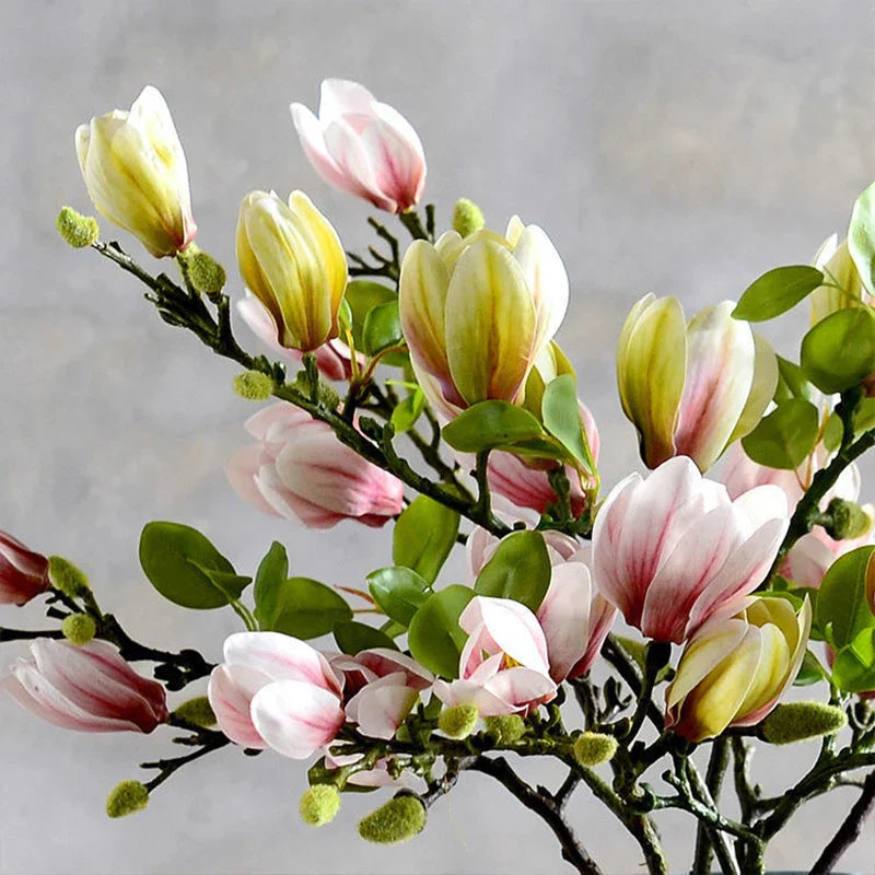 "Naturgetreue künstliche Magnolienzweige aus Seide mit detailreichen Blüten und Blättern für dekorative Innenräume"