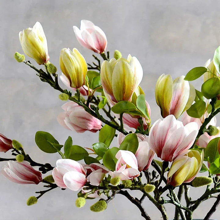 "Naturgetreue künstliche Magnolienzweige aus Seide mit detailreichen Blüten und Blättern für dekorative Innenräume"