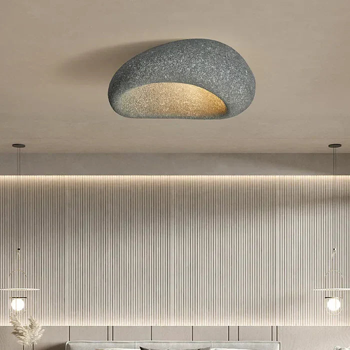 "Natürliche Wabi-Sabi-Deckenleuchte aus Metall in Betonoptik, modernes Design, warmes Licht, für entspannte Räume."