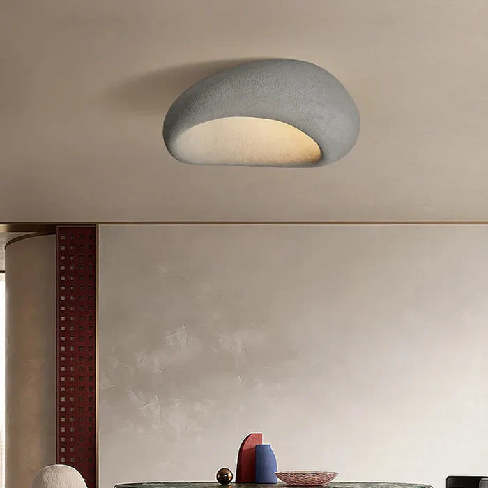 "Natürliche Wabi-Sabi-Deckenleuchte aus Metall in Betonoptik, modernes Design, warmes Licht, für entspannte Räume."
