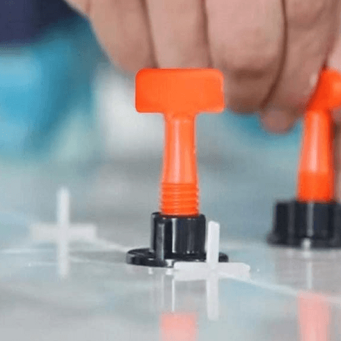 "Nivelliersystem für DIY: Robuste, wiederverwendbare Keile, ideal für präzise Fliesenverlegung und glatte Oberflächen."