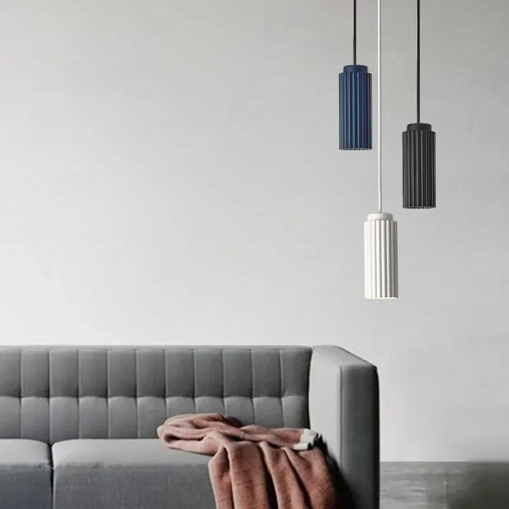 "NordicRadiance LED-Hängelampe, elegantes skandinavisches Design, Glas und Metall, energieeffizientes warmweißes LED-Licht."