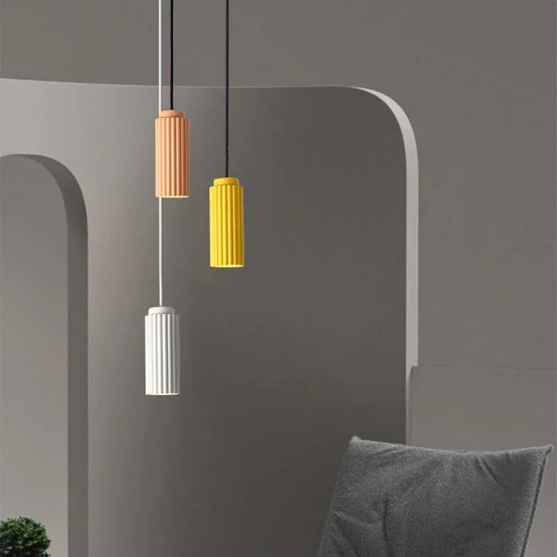 "NordicRadiance LED-Hängelampe, elegantes skandinavisches Design, Glas und Metall, energieeffizientes warmweißes LED-Licht."