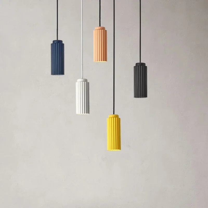 "NordicRadiance LED-Hängelampe, elegantes skandinavisches Design, Glas und Metall, energieeffizientes warmweißes LED-Licht."
