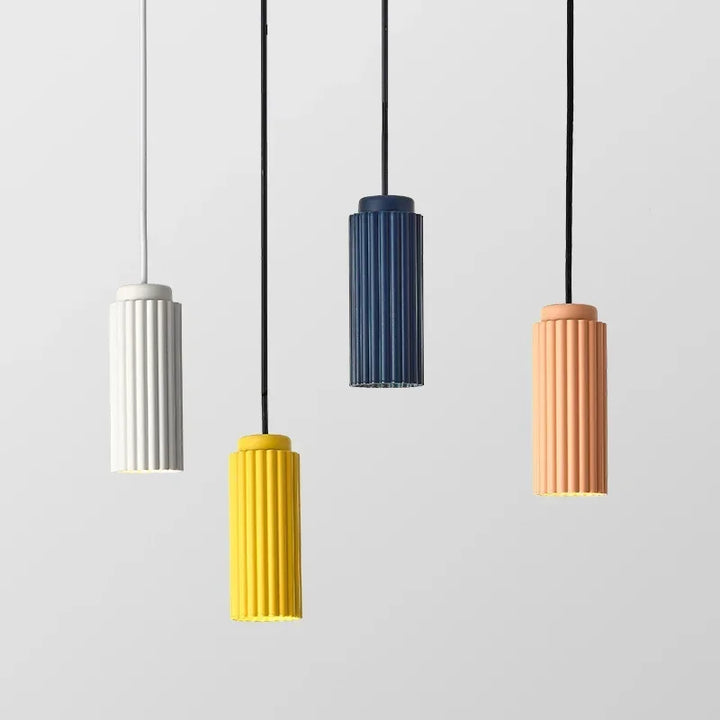 "NordicRadiance LED-Hängelampe, elegantes skandinavisches Design, Glas und Metall, energieeffizientes warmweißes LED-Licht."