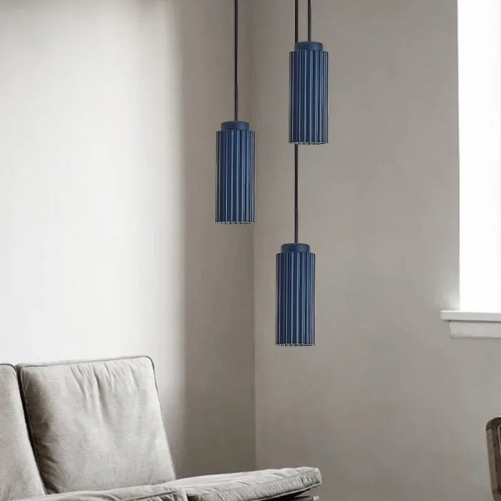 "NordicRadiance LED-Hängelampe, elegantes skandinavisches Design, Glas und Metall, energieeffizientes warmweißes LED-Licht."