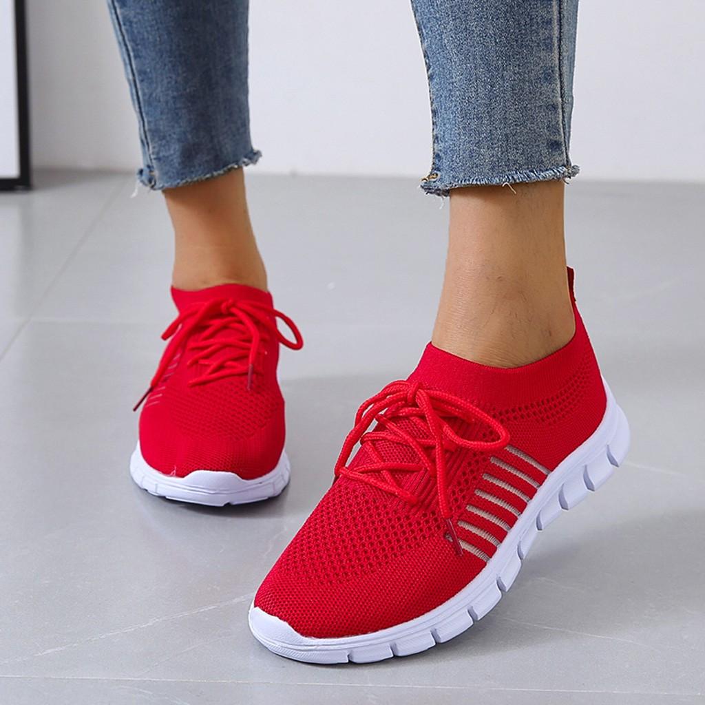 "Orthopädische, atmungsaktive Sportschuhe für Damen und Herren in verschiedenen Farben auf hellem Hintergrund"