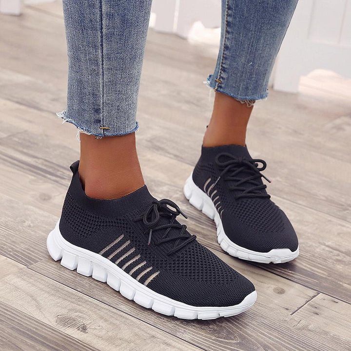 "Orthopädische, atmungsaktive Sportschuhe für Damen und Herren in verschiedenen Farben auf hellem Hintergrund"