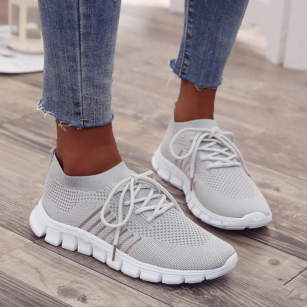"Orthopädische, atmungsaktive Sportschuhe für Damen und Herren in verschiedenen Farben auf hellem Hintergrund"