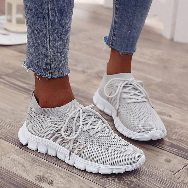 "Orthopädische, atmungsaktive Sportschuhe für Damen und Herren in verschiedenen Farben auf hellem Hintergrund"