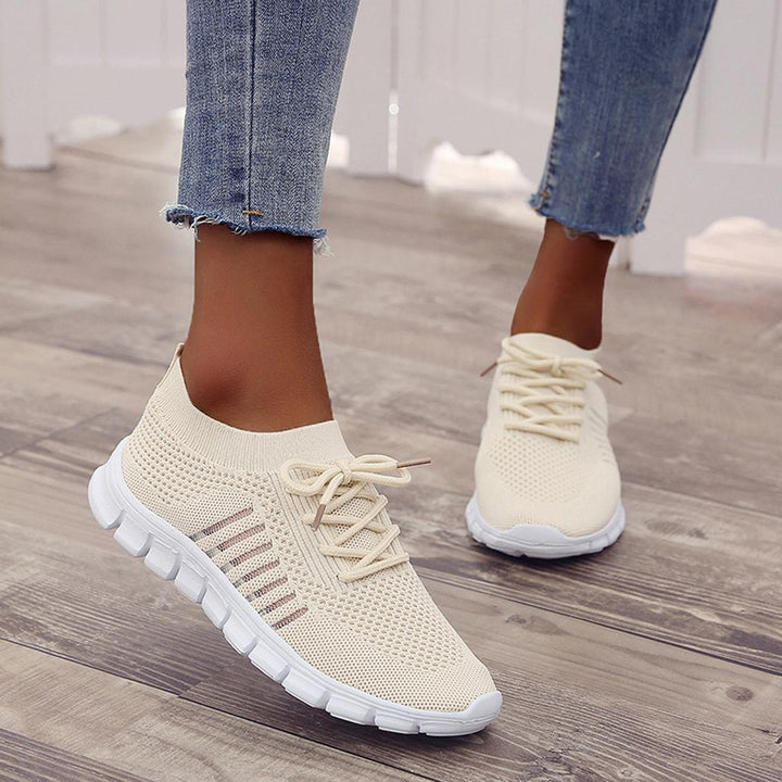 "Orthopädische, atmungsaktive Sportschuhe für Damen und Herren in verschiedenen Farben auf hellem Hintergrund"