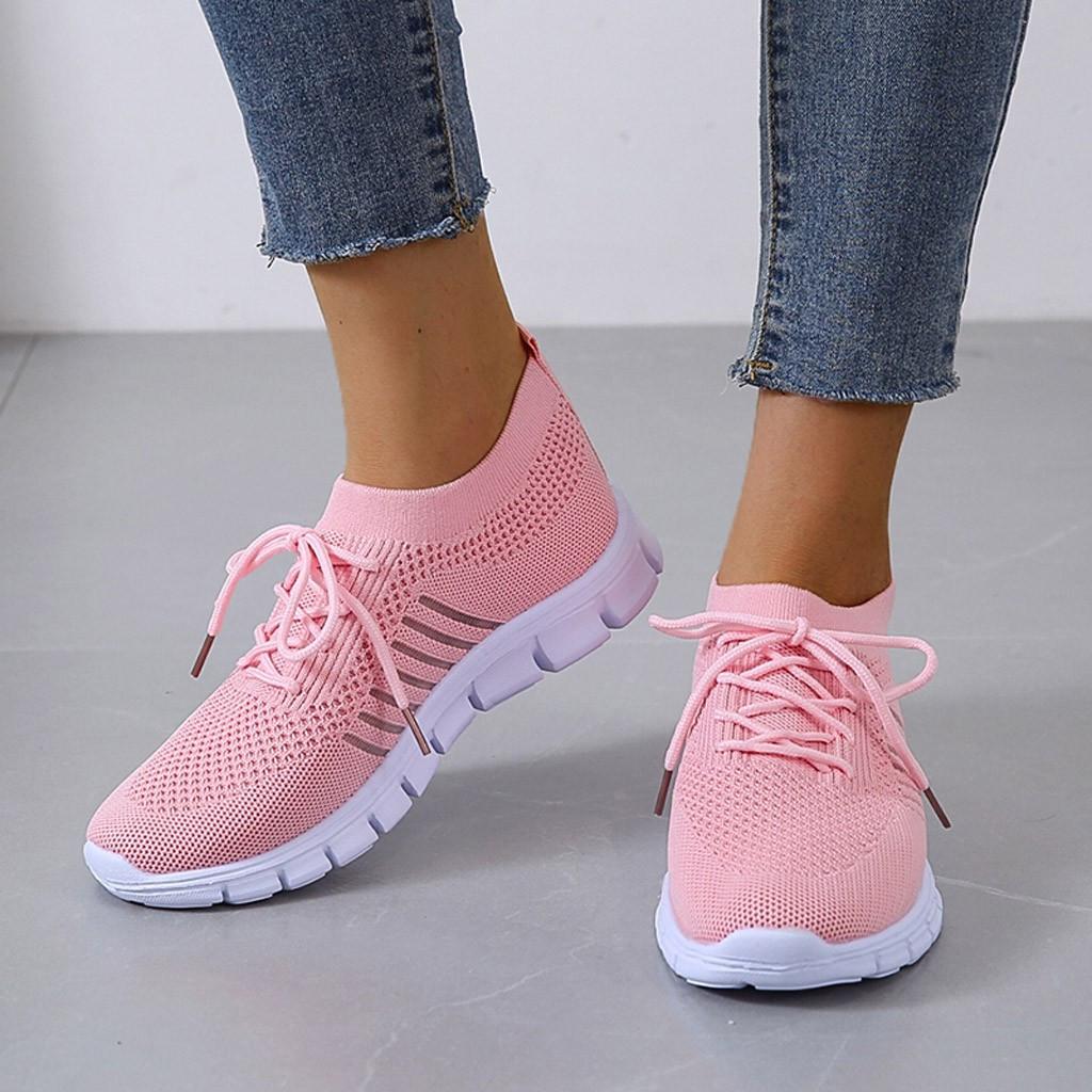 "Orthopädische, atmungsaktive Sportschuhe für Damen und Herren in verschiedenen Farben auf hellem Hintergrund"
