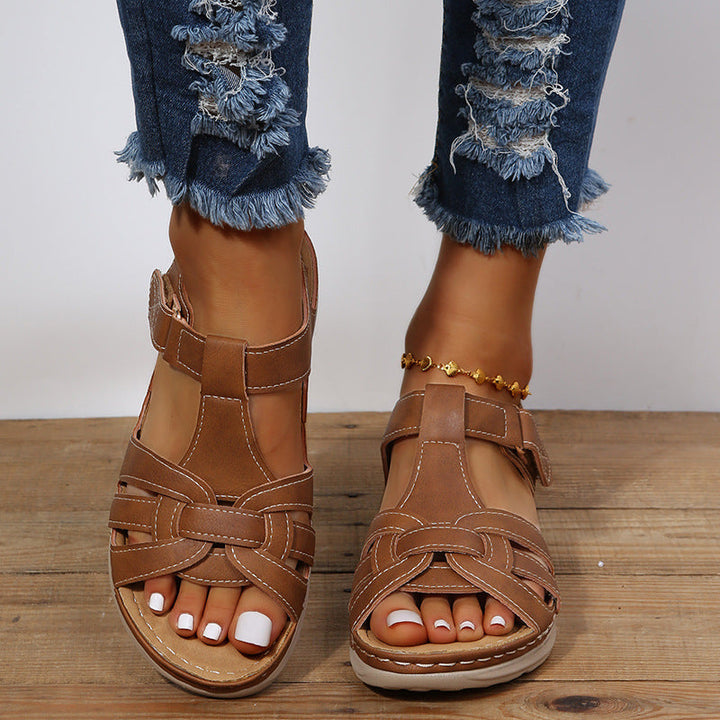 Orthopädische braune Damensandalen mit Klettverschluss und gepolsterter Sohle für ergonomischen Komfort und Fußunterstützung.