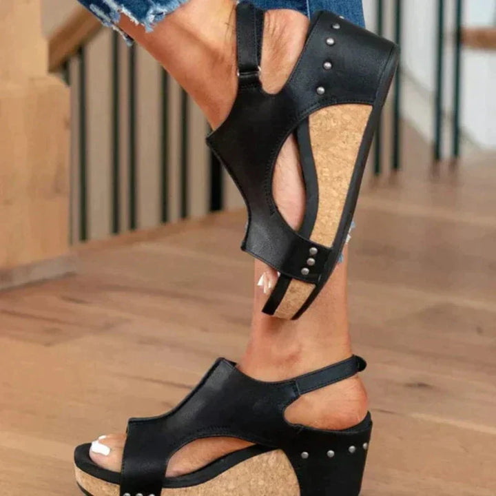 Orthopädische Damen Leder Sandale, braun, mit anatomischem Fußbett und verstellbaren Riemen für Komfort und Stil.