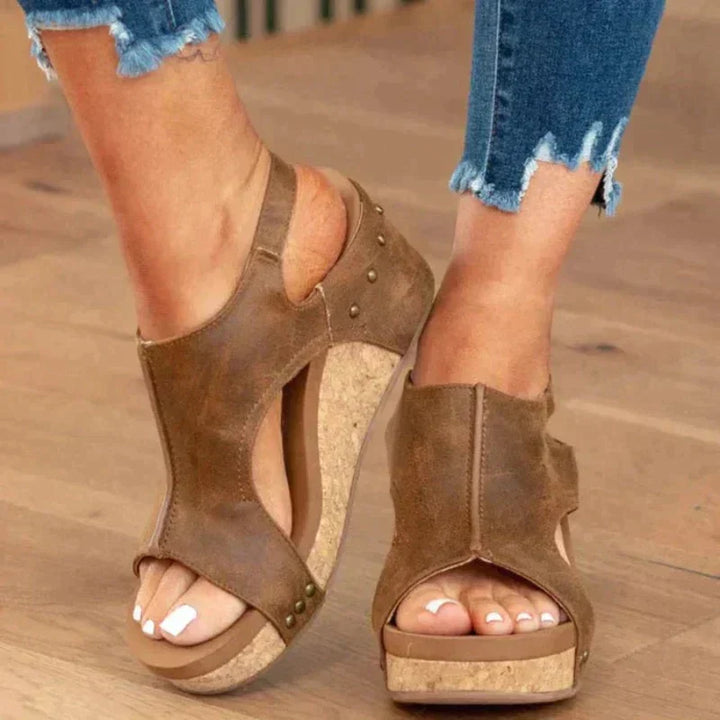 Orthopädische Damen Leder Sandale, braun, mit anatomischem Fußbett und verstellbaren Riemen für Komfort und Stil.