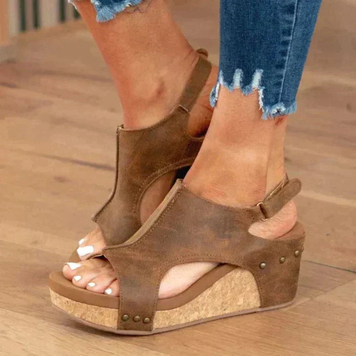 Orthopädische Damen Leder Sandale, braun, mit anatomischem Fußbett und verstellbaren Riemen für Komfort und Stil.