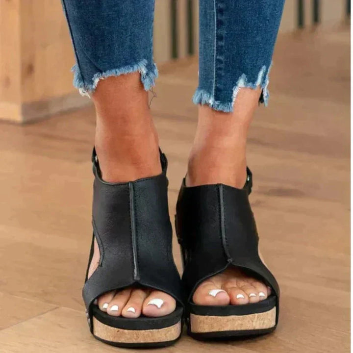 Orthopädische Damen Leder Sandale, braun, mit anatomischem Fußbett und verstellbaren Riemen für Komfort und Stil.