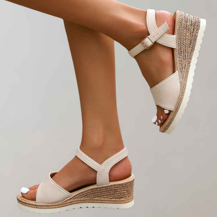 Orthopädische Damen Plateau Sandalen, ergonomische Sohle, verstellbare Riemen, stilvolles Design, atmungsaktive Materialien.