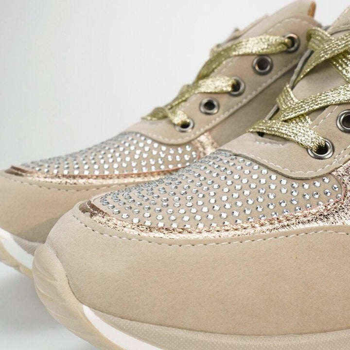"Orthopädische Damen Wanderschuhe in Beige mit unterstützendem Design und rutschfester Sohle für Komfort beim Wandern."