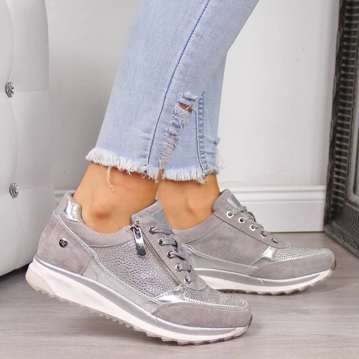 "Orthopädische Damen Wanderschuhe in Beige mit unterstützendem Design und rutschfester Sohle für Komfort beim Wandern."