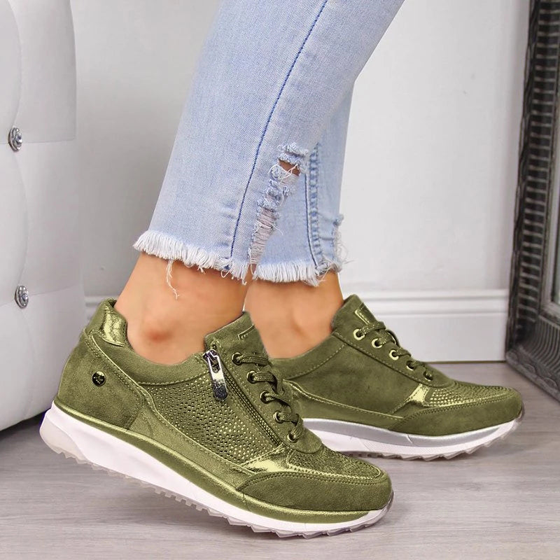 "Orthopädische Damen Wanderschuhe in Beige mit unterstützendem Design und rutschfester Sohle für Komfort beim Wandern."