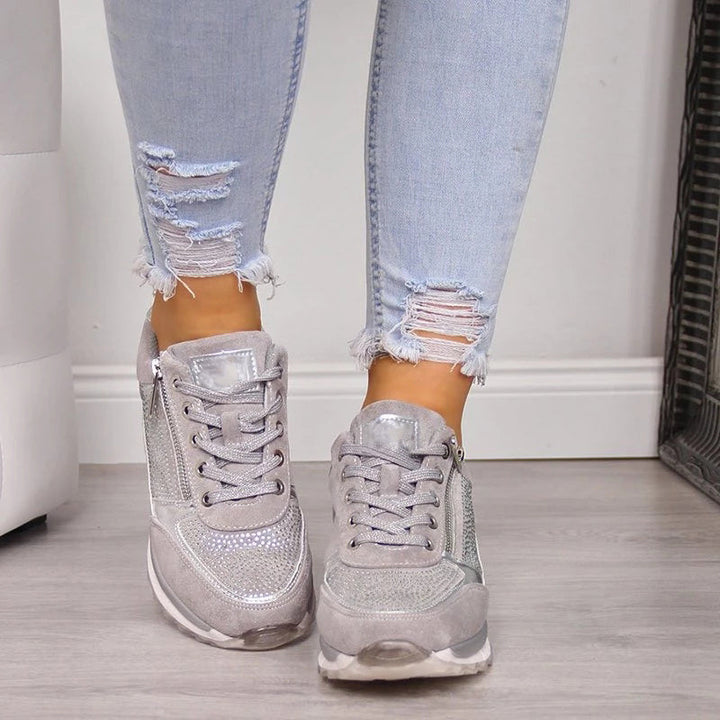 "Orthopädische Damen Wanderschuhe in Beige mit unterstützendem Design und rutschfester Sohle für Komfort beim Wandern."
