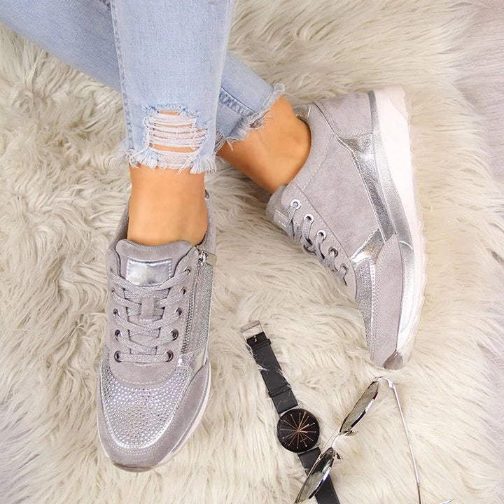 "Orthopädische Damen Wanderschuhe in Beige mit unterstützendem Design und rutschfester Sohle für Komfort beim Wandern."