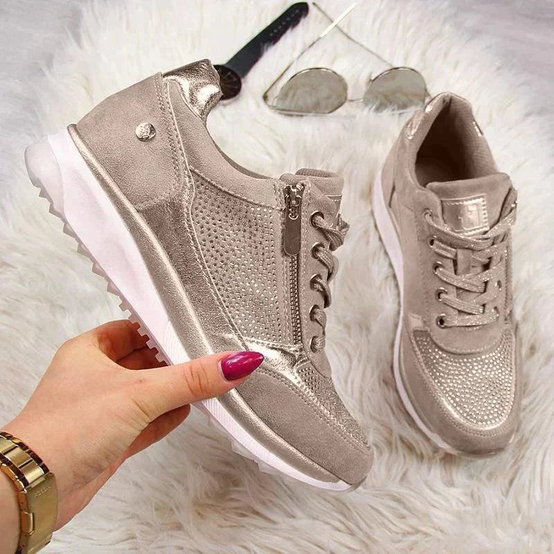 "Orthopädische Damen Wanderschuhe in Beige mit unterstützendem Design und rutschfester Sohle für Komfort beim Wandern."