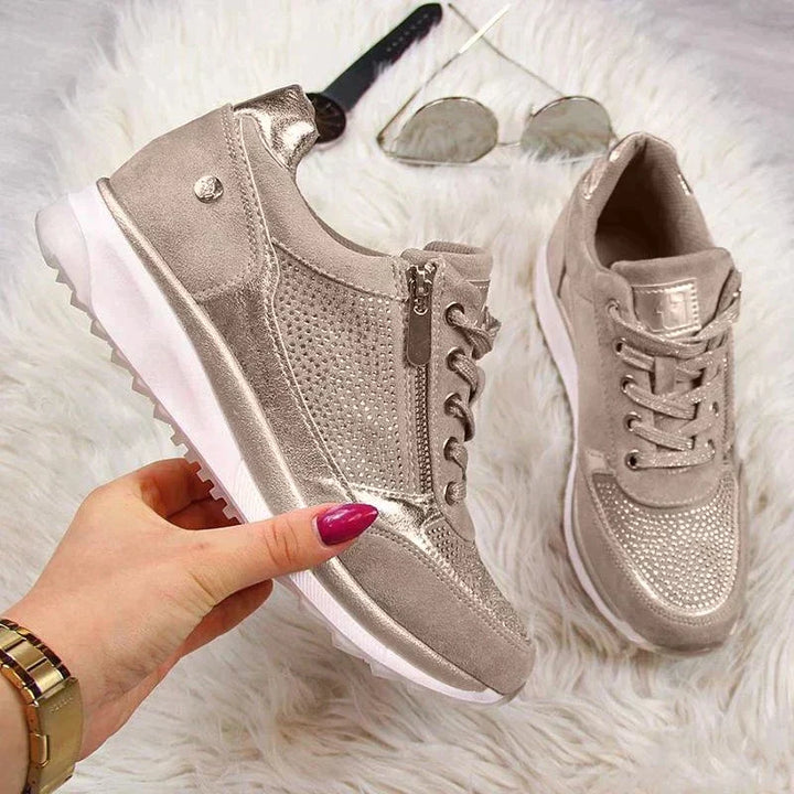 "Orthopädische Damen Wanderschuhe in Beige mit unterstützendem Design und rutschfester Sohle für Komfort beim Wandern."