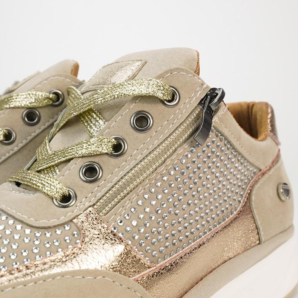 "Orthopädische Damen Wanderschuhe in Beige mit unterstützendem Design und rutschfester Sohle für Komfort beim Wandern."