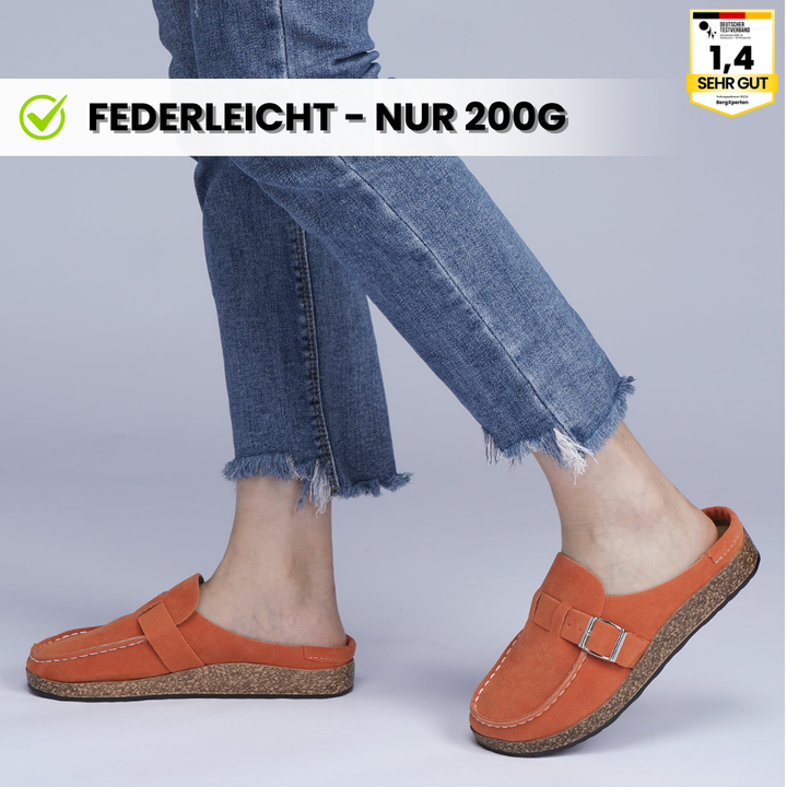 "Orthopädische Hausschuhe mit Wildleder und rutschfester Sohle, bieten Komfort und Fußunterstützung, elegant designt."
