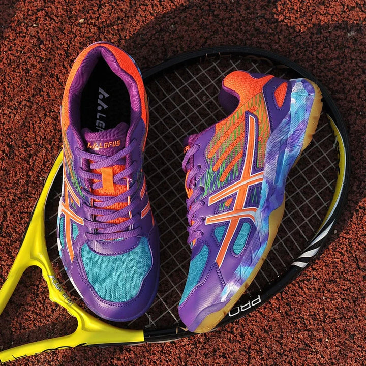 Orthopädische Tennisschuhe in Lila, mit atmungsaktivem Material und stabiler Sohle für Damen und Herren auf dem Platz.