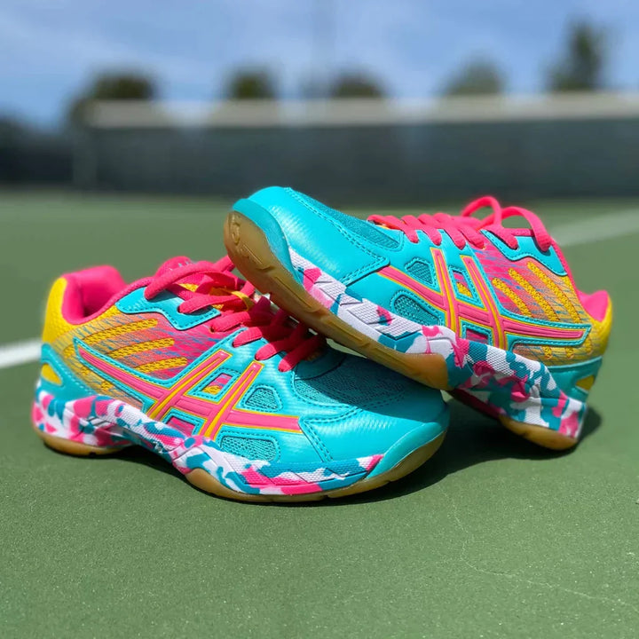 Orthopädische Tennisschuhe in Lila, mit atmungsaktivem Material und stabiler Sohle für Damen und Herren auf dem Platz.
