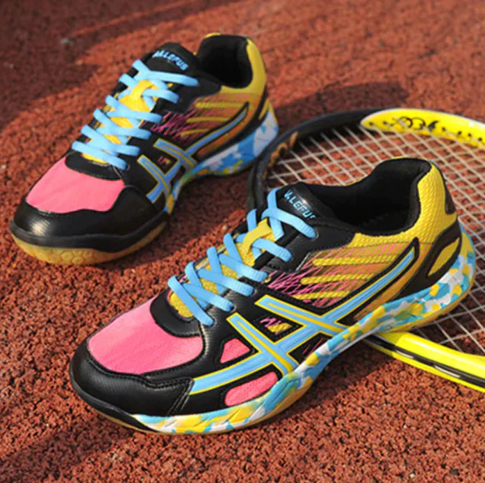 Orthopädische Tennisschuhe in Lila, mit atmungsaktivem Material und stabiler Sohle für Damen und Herren auf dem Platz.