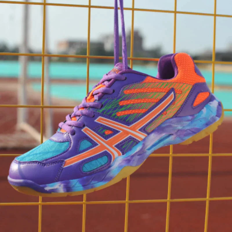 Orthopädische Tennisschuhe in Lila, mit atmungsaktivem Material und stabiler Sohle für Damen und Herren auf dem Platz.