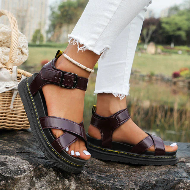 "Orthopädische Wolff Sportsandalen, schwarz-beige, mit verstellbaren Riemen und gepolsterter Innensohle für Komfort und Halt.