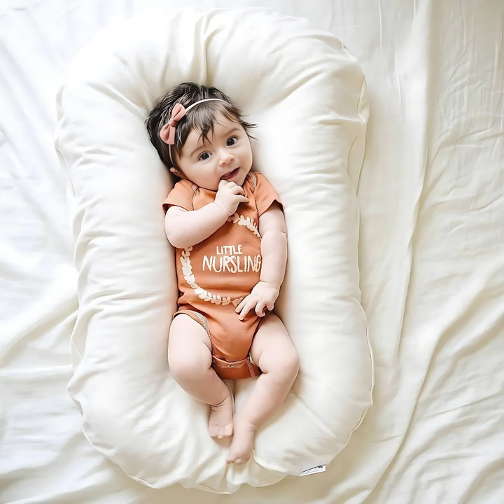 Orthopädisches Babykissen beige, weich, optimal unterstützt, aus atmungsaktivem Material, passend für Babybetten.
